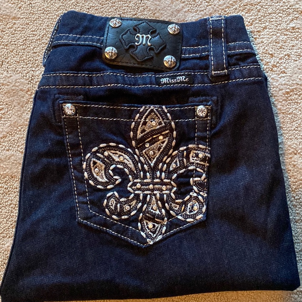 Miss Me Jeans. Size 32 x 31  mid-rise, easy skinny, Excellent condition.